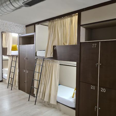 Hostel M-A Rooms Mate Мадрид Екстериор снимка